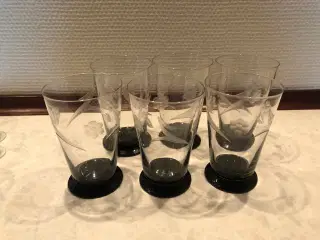 Glas med sort fod
