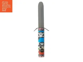 Teaterkniv m blad, der skubbes ind i skæftet ved ‘dolkning’