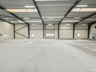 751 m2  højloftet søjlefrit opvarmet lager