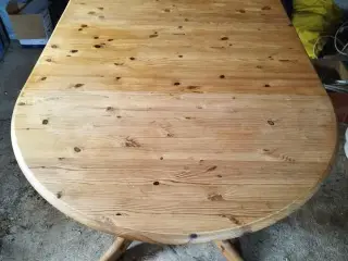 Rundt spisebord med 6 stole