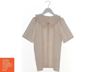 Lyserød stribet bluse med krave fra Sofie Schnoor (str. 152)