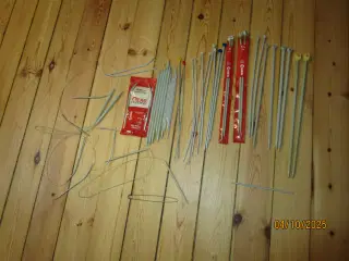 Masser af strikkepinde, rundpinde, hæklenål  mv.