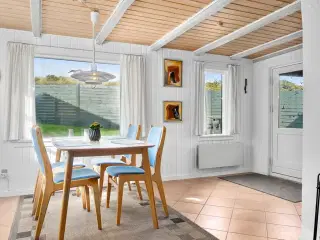 Vejers Strand. Vesterhavet. Lille hyggeligt hus i yderste klitr�kke Bilfri strand. Lukket have. Kort g�afstand til byen med en stor legeplads.