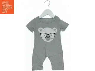 Grå heldragt med bjørne tryk (str. 74)