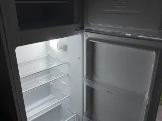 Hvid køleskab købt sidste år 