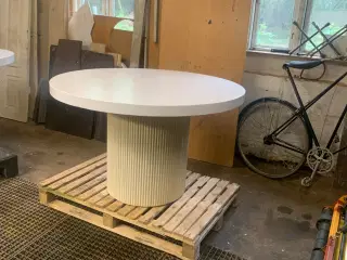 Havebord i fiberbeton - rund form.