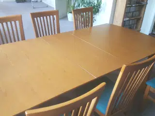 Spisebord med 9 stole