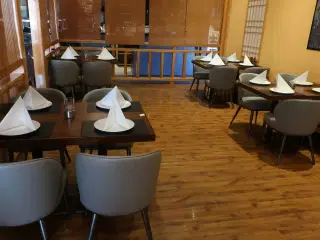 4 borde og 16 nye stole