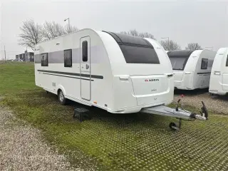 2018 - Adria Adora 613 HT   Velholdt Adria Adora 613 HT – Luksus og Komfort til Campingeventyret!