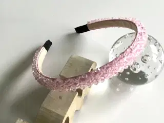 Smuk lyserød hårbøjle med facet perler i lyserød