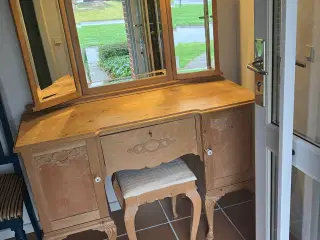 Afsyret toiletbord med stol