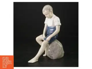 Dreng på sten, Bing & Grøndahl figur nr. 1757 fra B&G (str. H. 20,5 cm)