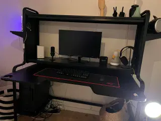 Fredde skrivebord fra ikea