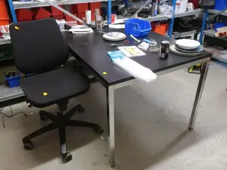 Bord samt kontorstol