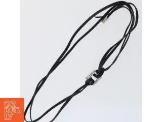 Sort lædersnor med vedhæng (str. 26 cm)
