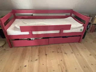 Hoppekids juniorseng med skuffer og madras