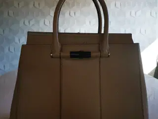 Sælger en Gucci håndtaske i beige farve. Tasken er