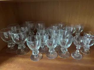 Forskellige antikke glas