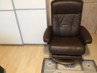 4 år gl Stressless stol m/elektronisk skammel