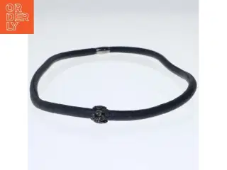 Sort halskæde med vedhæng (str. 50 cm)