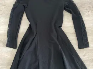 Sort kjole fra D-XEL i str. 14 år med blondestykke