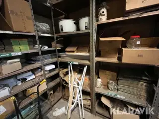 Reol system med blandet tilbehør.