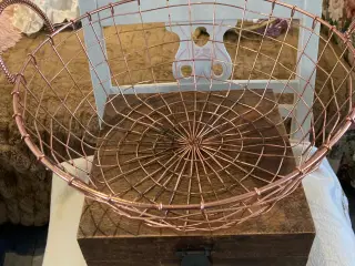 Dekorativ kobber tråd kurv med håndtag