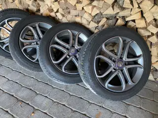 4 næsten nye sommerdæk på originale Mercedes-fælge