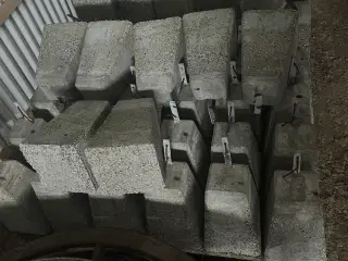 Sokkelsten med fladjern