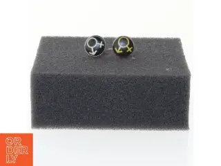 Runde ørestikker med symboler fra charlotte russe (str. Ø 1 cm)