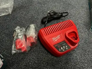MILWAUKEE Lader + batterier