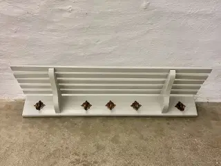 Hattehylde med guldlook-kroge. Hylden er 88 cm bre