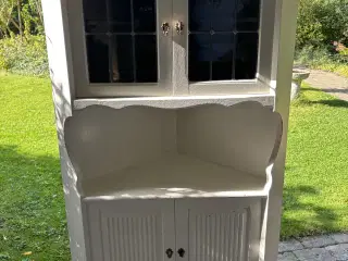 Hjørneskab i træ