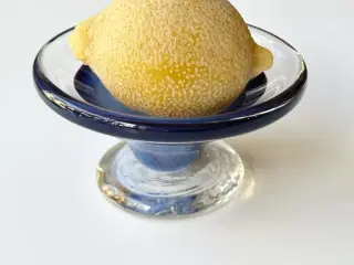 Klart glas med blå midte, på fod