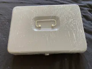3 stk nye Pengekasser, ikke pakket ud.