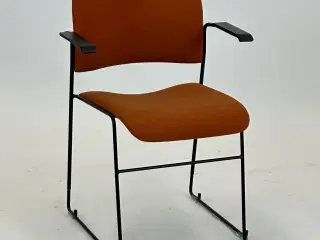 40/4 Konferencestol - Howe (Orange m. sorte armlæn)