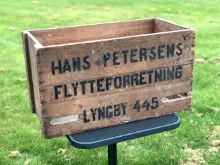 Stor gammel flyttekasse i træ.