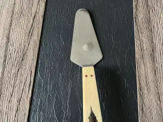 Fin ældre lagkage ske