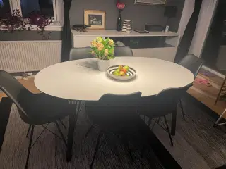 Spisebord med 2 tillægspladder samt 7 stole
