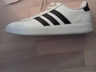 Adidas sko str. 8