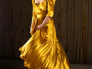 Guldkjole med stor vidde.