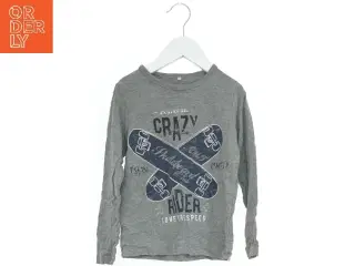 Grå langærmet t-shirt med skateboard-design fra Name It (str. 116)