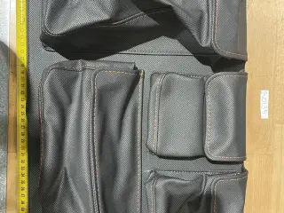 Coaster 600DC/BR Opbevaringslomme – Mørkegrå med Orange Syninger –Trykknap-montering