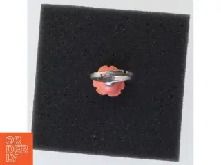 Ring med rosenformet vedhæng (str. 51)