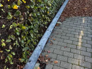 Stople i lærketræ, 5 meter lang og 14 cm i diamete
