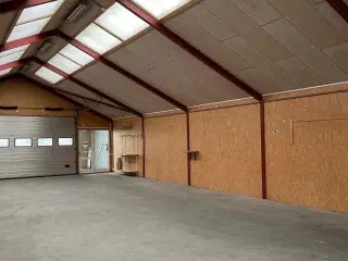 Hal med port ogg rampe udlejes!
