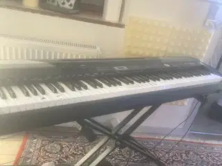 Keyboard sælges stort med pedal