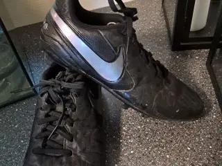 Nike Tiempo - str.36 brugt 1 sæson 