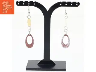 Øreringe med lyserødt mønster (str. 7 x 1 cm)