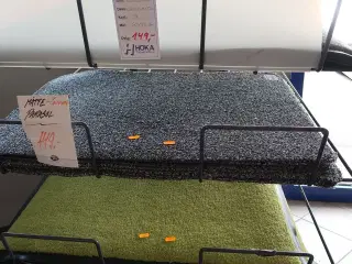 Hylde med dørmåtter